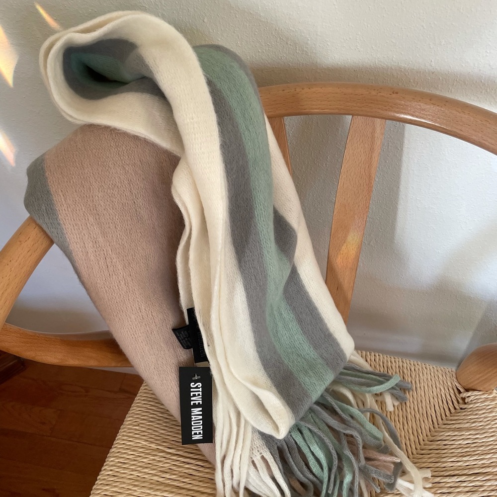Steve Madden Acrylic scarf